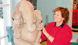 Abbildung Heidi Hencken mit Skulptur